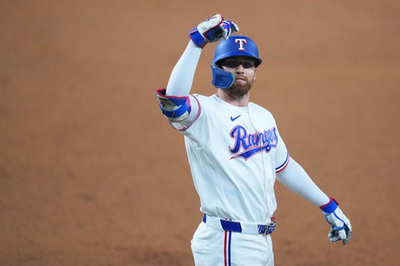 Brandon Nimmo, de los Rangers de Texas, festeja luego de impulsar dos carreras con un sencillo ante los Atléticos, el martes 1 de septiembre de 2026 (AP Foto/Julio Cortez)