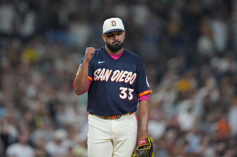 El venezolano Germán Márquez, de los Padres de San Diego, festeja la victoria por 7-0 ante los Gigantes de San Francisco, el viernes 31 de julio de 2026 (AP Foto/Gregory Bull)