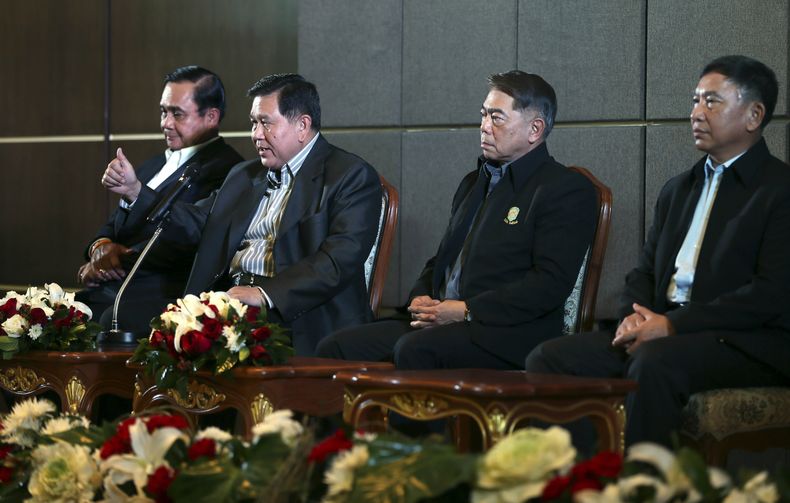 El comandante supremo de las fuerzas armadas de Tailandia, general Thanasak Patimaprakorn (segundo por la izquierda) junto con tres altos fociales, habla durante una conferencia de prensa tras reunirse con el l&iacute;der de los manifestantes que piden la