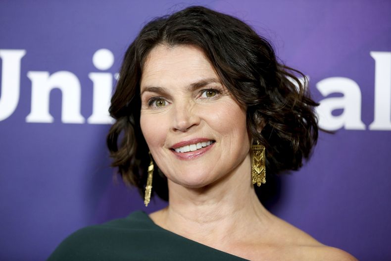 ARCHIVO - Julia Ormond, miembro del elenco de la serie de televisión Incorpored, llega a la gira de prensa de verano de la Asociación de Críticos de Televisión de NBCUniversal el miércoles 3 de agosto de 2016 en Beverly Hills, California. Ormond presentó una demanda el miércoles 4 de octubre. 2023, acusando al ex productor de cine Harvey Weinstein de agredirla sexualmente en 1995 y luego obstaculizar su carrera, incluyó a Walt Disney Company, Miramax y sus exagentes por omisión ante el peligro que representaba Weinstein. (Foto Rich Fury/Invision/AP, archivo)