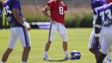 Cousins fuera con Vikings en la pretemporada por COVID-19