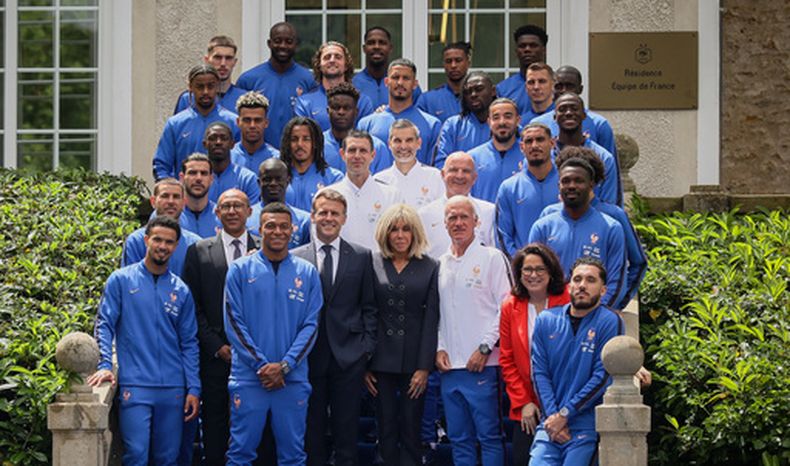 El presidente francés Emmanuel Macron y su esposa Brigitte Macron posan con la selección que disputará el Mundial, el martes 2 de junio de 2025, en Clairefontaine, al oeste de París. (AP Foto/Thomas Padilla)