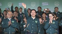 El vicepresidente taiwanés Lai Ching-te, también conocido como William Lai, centro, celebra su victoria junto a su compañero de fórmula Bi-khim Hsiao, derecha, y partidarios, en Taipéi, Taiwán, el sábado 13 de enero de 2024. (AP Foto/Chiang Ying-ying)