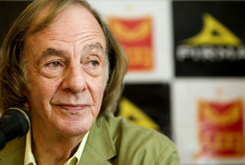ARCHIVO - El técnico argentino César Luis Menotti al ser presentado como entrenador del club mexicano Tecos, el miércoles 29 de agosto de 2007. Menotti ha fallecido. Tenía 85 años. (AP Foto/Guillermo Arias)