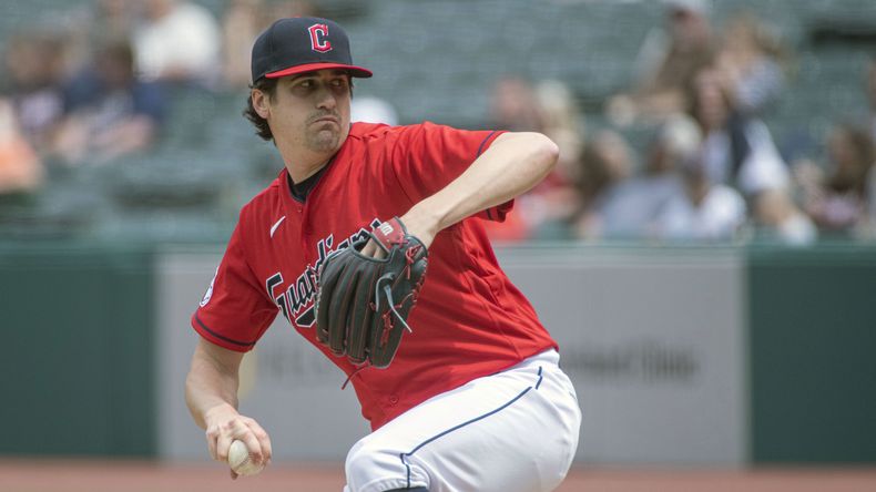 El abridor de los Guardianes de Cleveland, Cal Quantrill, lanza en contra de los Mellizos de Minnesota durante la primera entrada del juego de béisbol en Cleveland, el domingo 7 de mayo de 2023. (AP Foto/Phil Long)
