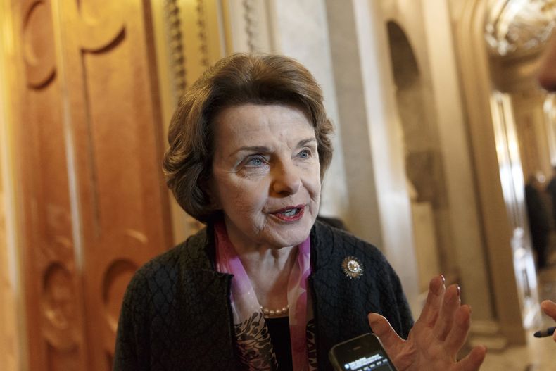 En esta foto del 27 de marzo del 2014 se ve a la senadora dem&oacute;crata Dianne Feinstein en el Capitolio en Washington. La senadora promovi&oacute; con &eacute;xito que la CIA diera a conocer un informe sobre t&eacute;cnicas de interrogatorios que a ju