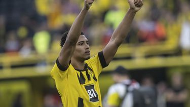 Jude Bellingham, del Dortmund, agradece el apoyo de los hinchas en el juego de liga ante el Borussia Moenchengladbach, el sábado 13 de mayo de 2023, en Dortmund, Alemania. (Bernd Thissen/dpa via AP)