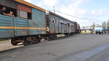 Chocan un tren y un camión de pasajeros en Camagüey