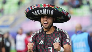 Rodrigo Mora, de la selección de México, festeja tras la victoria sobre Marruecos en el Mundial sub20, el sábado 4 de octubre de 2025, en Valparaíso, Chile (AP Foto/Andre Penner)