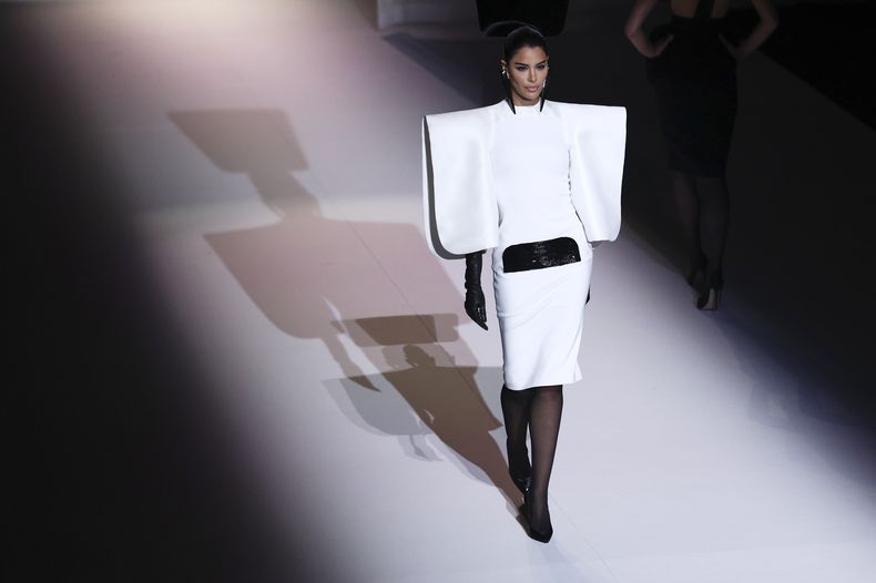 Una modelo luce una creación de la colección de Alta Costura Otoño-Invierno 2025/26 de Stéphane Rolland presentada el martes 8 de julio de 2025 en París. (Foto AP/Tom Nicholson)