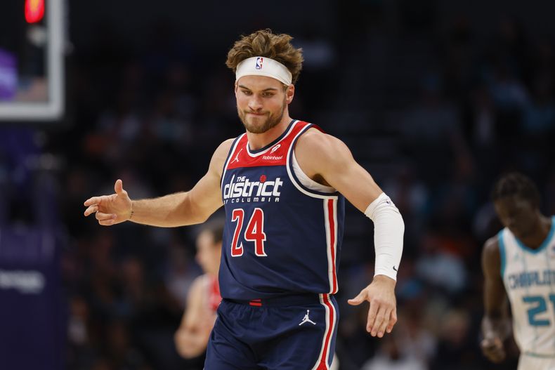 Corey Kispert, alero de los Wizards de Washington, festeja luego de atinar un triple en el duelo ante los Hornets de Charlotte, el miércoles 8 de noviembre de 2023 (AP Foto/Nell Redmond)