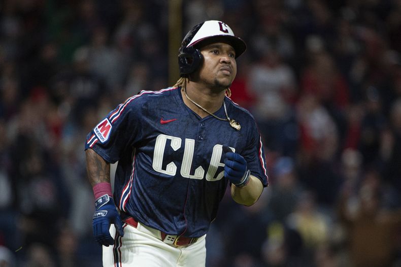 El dominicano José Ramírez, de los Guardianes de Cleveland, recorre las bases luego de sacudir un jonrón solitario ante los Filis de Filadelfia, el viernes 9 de mayo de 2025 (AP Foto/Phil Long)