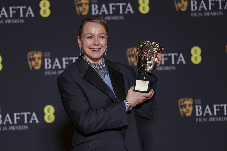 Samantha Morton, ganadora del premio BAFTA Fellowship, posa en la 77a entrega de los Premios de la Academia Británica de Cine (BAFTA) en Londres el domingo 18 de febrero de 2024. (Foto Vianney Le Caer/Invision/AP)
