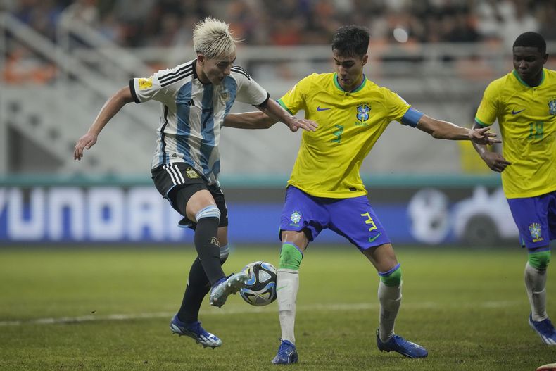 ARCHIVO - El argentino Ian Subiabre (izquierda) pugna el balón con el brasileño Vitor Reis durante el partido de cuartos de final del Mundial Sub17, el 24 de noviembre de 2023, en Yakarta, Indonesia. (AP Foto/Achmad Ibrahim)