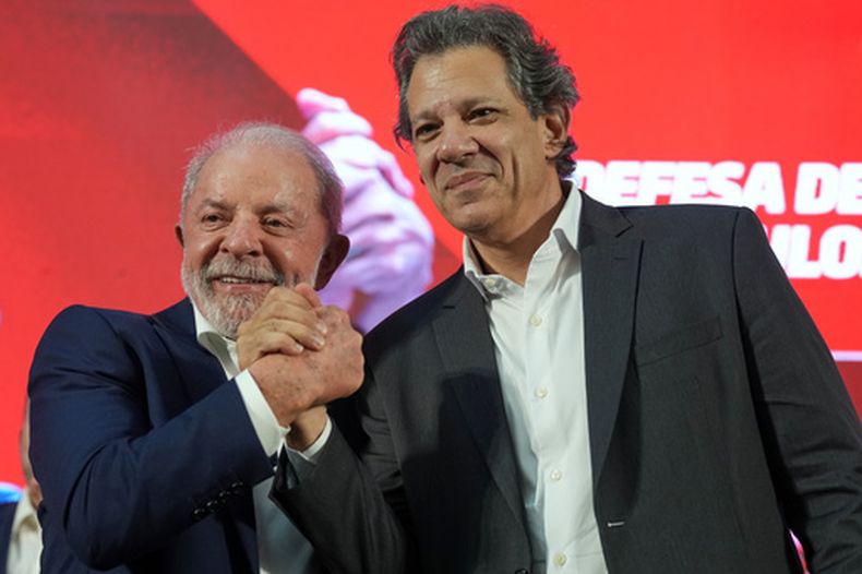 El presidente brasileño Luiz Inácio Lula da Silva, a la izquierda, y el saliente ministro de Finanzas Fernando Haddad se estrechan la mano durante una ceremonia para anunciar la candidatura de Haddad a gobernador del estado de São Paulo en las elecciones de octubre, en São Bernardo do Campo, Brasil, jueves 19 de marzo de 2026. (Foto AP/Andre Penner)