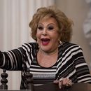 ARCHIVO - La actriz mexicana Silvia Pinal sonríe durante la presentación de su libro Esta Soy Yo, en la Feria Internacional del Libro en el Palacio de Minería de Ciudad de México, el viernes 19 de febrero de 2016. Pinal falleció el 28 de noviembre de 2024. Tenía 93 años. (Foto AP/Eduardo Verdugo, archivo)