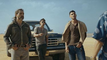 En esta imagen proporcionada por Prime Video/Amazon MGM Studios Juanes, de izquierda a derecha, Alberto Guerra y Alejandro Speitzer en una escena de Pimpinero: Sangre y Gasolina. (Prime Video/Amazon MGM Studios via AP)