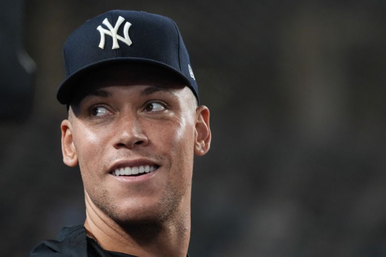 El jardinero de los Yankees de Nueva York, Aaron Judge, sonríe hacia los aficionados durante un partido de béisbol contra los Astros de Houston, el miércoles 26 de agosto de 2026, en Nueva York. (Foto AP/Ryan Murphy)