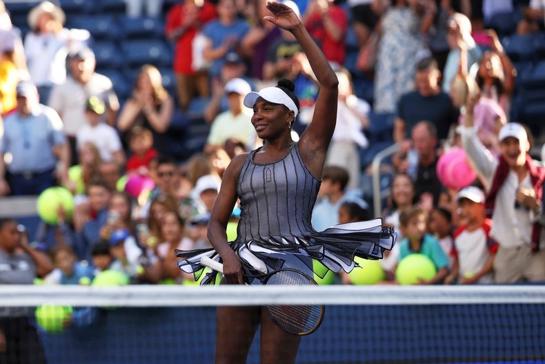Venus Williams saluda tras su victoria junto a Leylah Fernández en el torneo de dobles del Abierto de Estados Unidos, el sábado 30 de agosto de 2025, en Nueva York. (AP Foto/Heather Khalifa)