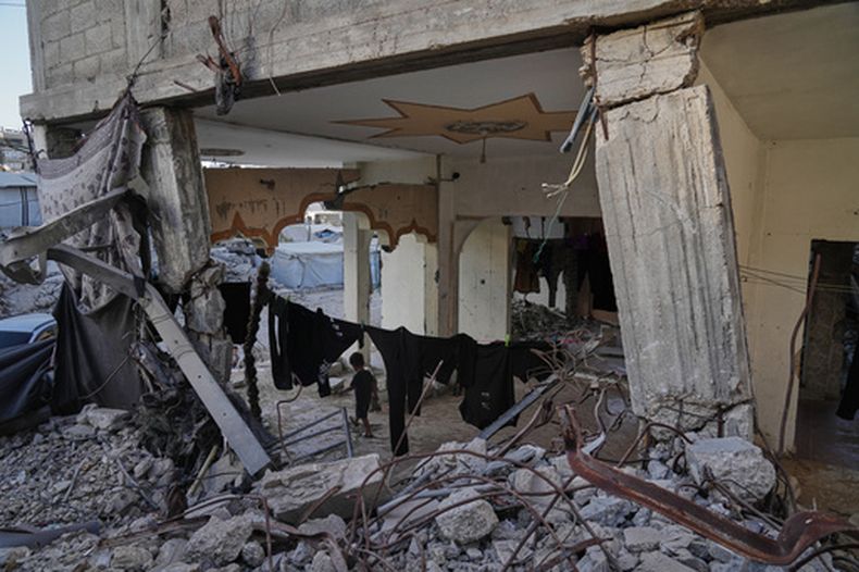 Palestinos desplazados se cobijan en el interior de un edificio que sufrió graves daños durante la guerra entre Israel y Hamás, en la Ciudad de Gaza, el 17 de septiembre de 2026. (AP Foto/Jehad Alshrafi)
