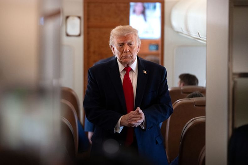 El presidente Donald Trump llega para hablar con periodistas a bordo del Air Force One, en ruta desde la Base Conjunta Andrews, Maryland, a Eau Claire, Wisconsin, el viernes 5 de junio de 2026. (Foto AP/Mark Schiefelbein)