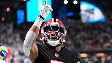 ARCHIVO - El corredor de los Falcons de Atlanta, Bijan Robinson (7), celebra su recepción para touchdown contra los Rams de Los Ángeles en la primera mitad de un partido de fútbol americano de la NFL, el 29 de diciembre de 2025, en Atlanta. (Foto AP/Brynn Anderson, Archivo)