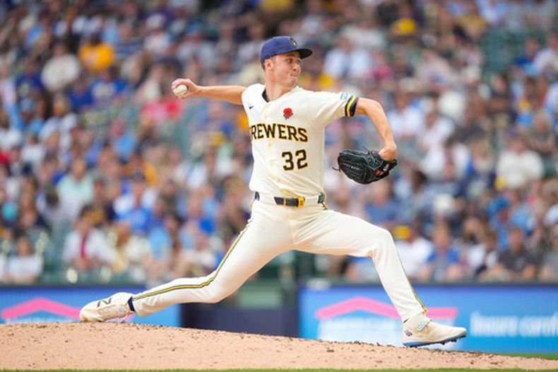 Jacob Misiorowski, lanzador de los Cerveceros de Milwaukee, trabaja durante la sexta entrada del juego de béisbol de Grandes Ligas contra los Cardenales de San Luis, el lunes 25 de mayo de 2026, en Milwaukee. (AP Foto/Kayla Wolf)