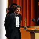 Tom Cruise, a la izquierda, recibe un premio Oscar honorífico mientras el mexicano Alejandro González Iñárritu le aplaude durante la 16.ª edición de los Premios de los Gobernadores, el domingo 16 de noviembre de 2025, en el salón Ray Dolby en Los Ángeles. (AP Foto/Chris Pizzello)