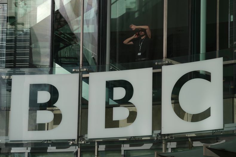 El logotipo de la BBC fuera de sus oficinas generales en Londres, el miércoles 12 de noviembre de 2025. (AP Foto/Kin Cheung)