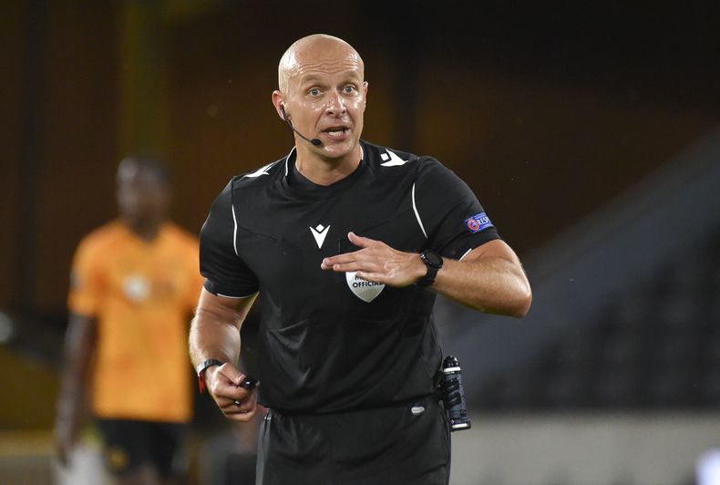 ARCHIVO - Foto del 6 de agosto del 2020 el árbitro Szymon Marciniak reacciona durante la ronda de octavos de final de la Europa League entre el Wolverhampton y el Olympiakos. El viernes 2 de junio del 2023, la UEFA restaura a Marciniak para la final de la Liga de Campeones tras disculparse por aparecer en un evento de la extrema derecha en Polonia. (AP Foto/Rui Vieira, File)