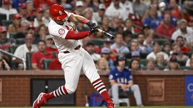 Tommy Pham de los Cardenales de San Luis batea un grand slam en la quinta entrada del encuentro ante los Rangers de Texas el martes 30 de julio del 2024. (AP Foto/Joe Puetz)