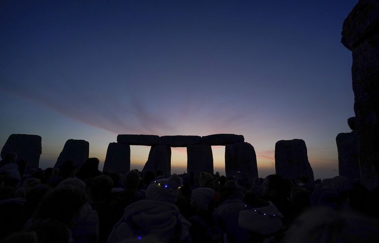 Una multitud acude a Stonehenge para el Solsticio de Verano