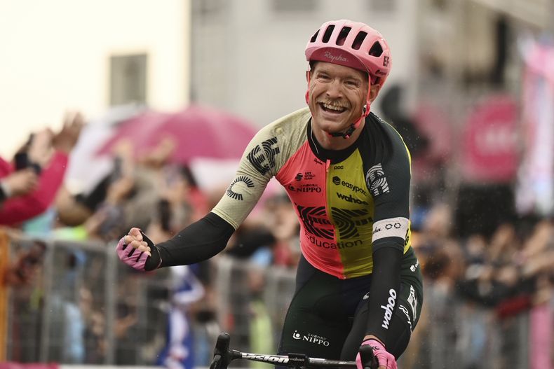 Magnus Court Nielsen celebra tras ganar la décima etapa del Giro de Italia, entre Scandiano y Viareggio, el martes 16 de mayo de 2023. (Massimo Paolone/LaPresse vía AP)