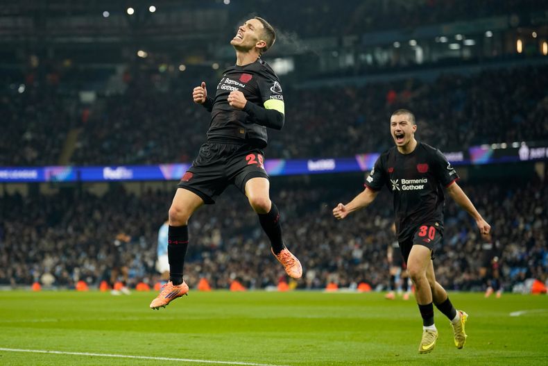 Alex Grimaldo del Bayer Leverkusen celebra tras abrir el marcador ante el Manchester City en la Liga de Campeones el martes 25 de noviembre del 2025. (AP Foto/Dave Thompson)