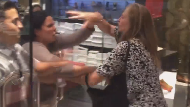 compradora suiza se pelea con empleada de una tienda