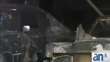 americateve | Un incendio aparentemente intencional destruyó parte de un famoso concesionario de autos. Su dueño tiene su propio show de televisión.