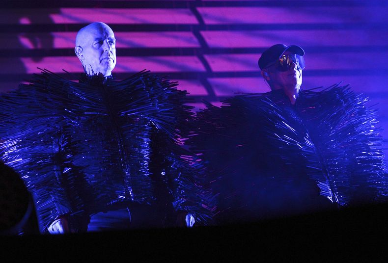 ARCHIVO - Los músicos Neil Tennant, izquierda, y Chris Lowe del dúo británico Pet Shop Boys durante su presentación en el Festival de Berlín en el terreno del antiguo aeropuerto de Tempelhof en Berlín, Alemania, el viernes 6 de septiembre de 2013. Cuarenta años y 50 millones de discos vendidos después Pet Shop Boys lanzará su nuevo álbum Nonetheless el viernes 26 de abril de 2024. (Britta Pedersen/dpa via AP, archivo)