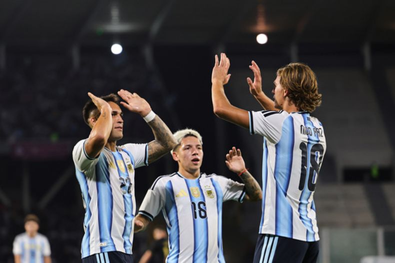 El mediocampista de Argentina, Nicolás Paz, a la derecha, celebra con sus compañeros Lautaro Martínez, a la izquierda, y Gianluca Prestianni tras convertir ante Bolivia en un amistoso internacional disputado en Córdoba, Argentina, miércoles 30 septiembre, 2026. (AP Foto/Nicolás Aguilera)