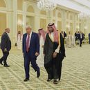 El presidente estadounidense Donald Trump y el príncipe heredero saudí Mohamed bin Salman caminan en dirección a una ceremonia de firma de documentos en el Palacio Real, el martes 13 de mayo de 2025, en Riad, Arabia Saudí. (AP Foto/Alex Brandon)