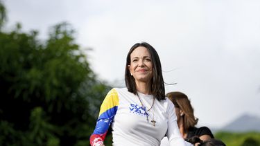 La líder opositora María Corina Machado subida en un camión durante el acto de cierre de campaña de la candidatura presidencial de Edmundo González en Caracas, Venezuela, el jueves 25 de julio de 2024. Venezuela va a elecciones presidenciales el domingo 28 de julio. (AP Foto/Matías Delacroix)