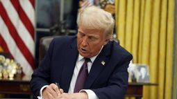 El presidente Donald Trump firma órdenes ejecutivas en el Despacho Oval de la Casa Blanca, el lunes 20 de enero de 2025, en Washington. (AP foto/Evan Vucci)