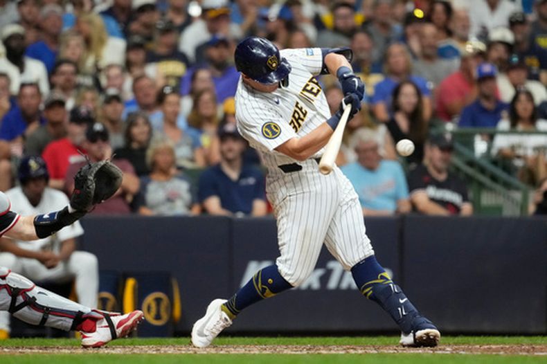 Andrew Vaughn, de los Cerveceros de Milwaukee, batea un sencillo remolcador ante los Mellizos de Minnesota, en el encuentro del sábado 8 de agosto de 2026 (AP Foto/Aaron Gash)