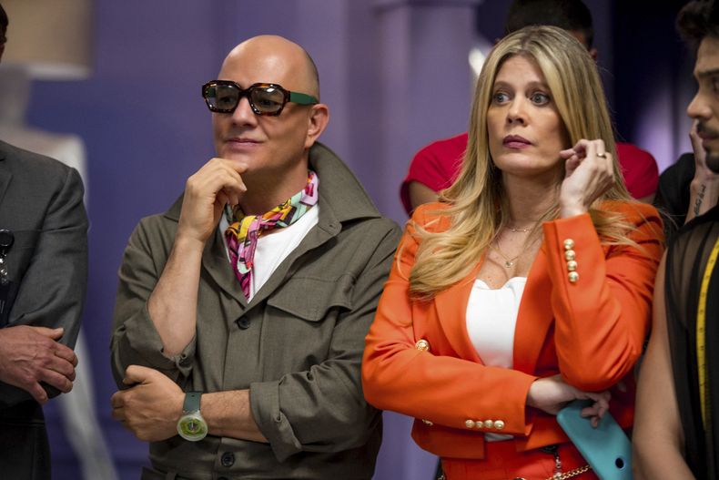 En esta imagen proporcionada por Prime Video, Julián Arango, izquierda, y Lorna Cepeda, en una escena de la serie Betty la fea: La historia continúa. (Prime Video via AP)