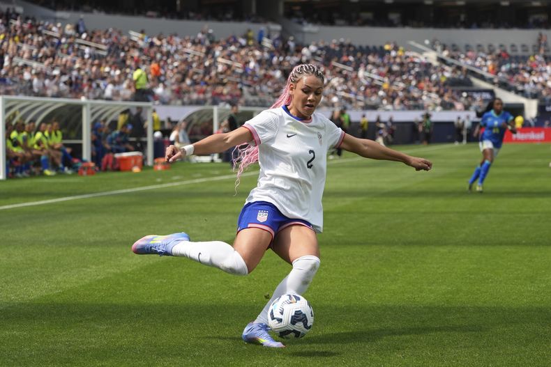 Trinity Rodman, de la selección de Etados Unidos, envía un pase en el partido amistoso ante Brasil, disputado el sábado 5 de abril de 2025 en Inglewood, California (AP Foto/Jae C. Hong)