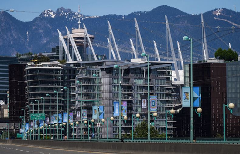 Pancartas de la Copa Mundial de fútbol desplegadas en el puente Cambie de Vancouver, Canadá, el lunes 4 de mayo de 2026. (Darryl Dyck/The Canadian Press vía AP)