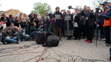 El estudiante Filip Ubovic habla durante una conferencia de prensa del movimiento estudiantil serbio que exige la dimisión de altos cargos policiales y de seguridad, en Belgrado, Serbia, el jueves 29 de octubre de 2026. (Foto AP/Darko Vojinovic)