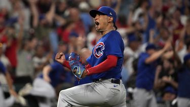 Adbert Alzolay, relevista de los Cachorros de Chicago, celebra después de retirar a Alec Burleson, de los Cardenales de San Luis, con un elevado para cerrar el partido en la novena entrada, el viernes 28 de julio de 2023, en San Luis. Los Cachorros ganaron 3-2. (AP Foto/Jeff Roberson)