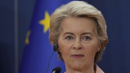 La presidenta de la Comisión Europea, Ursula von der Leyen, escucha al presidente serbio, Aleksandar Vucic, en una conferencia de prensa en el palacio presidencial de Serbia en Belgrado, Serbia, el viernes 25 de octubre de 2024. (AP Foto/Darko Vojinovic)