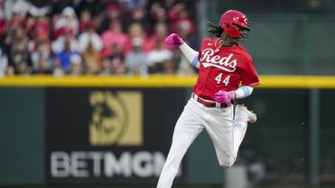 El dominicano Elly de la Cruz, de los Rojos de Cincinnati, avanza a segunda en un error durante el juego del martes 20 de junio de 2023, ante los Rockies de Colorado (AP Foto/Aaron Doster)