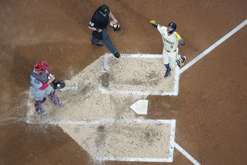Joey Ortiz, de los Cerveceros de Milwaukee, festeja luego de conectar un jonrón en el duelo ante los Cardenales de San Luis, el jueves 9 de mayo de 2024 (AP Foto/Morry Gash)